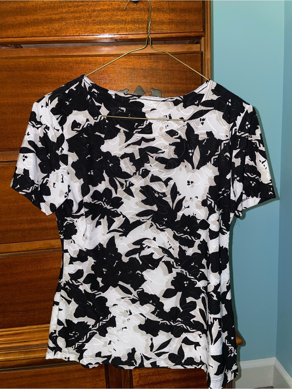 Chico's Black & White Floral Short-Sleeve Tee
